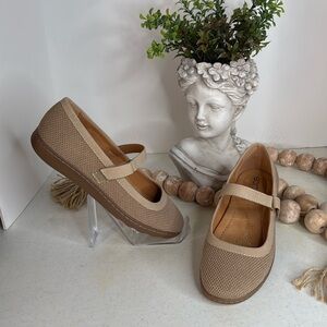 Earth Women's Lorali Round Toe Adjustable Strap Casual Flats Sz 7.5W